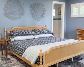 Spacious 5-bedroom Lakefront Family Retreat -Lake Placid - Lake Placid - Bedroom