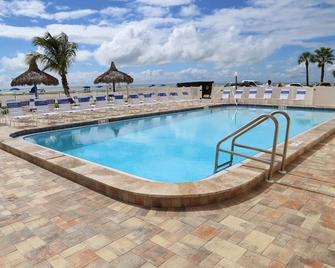 Ocean Views - Updated 3/2 - Beach Place #207 - Madeira Beach - Zwembad