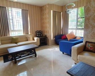 Serenity Villa To Relax - Devanhalli - Obývací pokoj