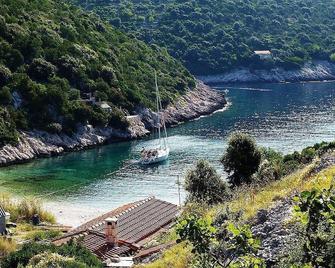 High View: A Secluded, Award-Winning Luxury Seaside Villa With Huge Jacuzzi - Racisce - Edificio