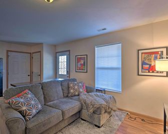 Cozy Cedar Rapids Pad - 2 Blocks to Mercy Care! - Cedar Rapids - Living room