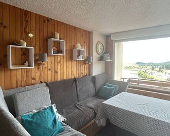 2-Bedroom Apartment - Close to Slopes and Shops - Besse-et-Saint-Anastaise - Wohnzimmer