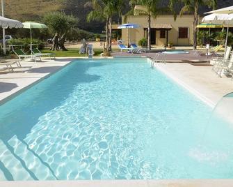 Hotel Oasi Da Paolo - Castelluzzo - Zwembad