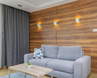 Park Apartamenty Mariacka Szczecin z Parkingiem by Noclegi Renters - Szczecin - Living room