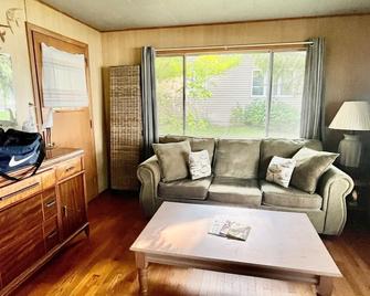 Spectacular Waterfront Cottage On Beautiful Green Lake. Perfect For Families! - Green Lake - Living room