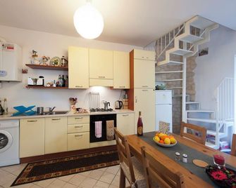 カサローザデタッチドコテージヴィレッジインルーフテラス、ガーデン、バーベキュー＆無料WiFi - スルモナ - キッチン