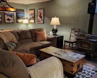 Inn The Clouds Hostel & Inn - Leadville - Living room