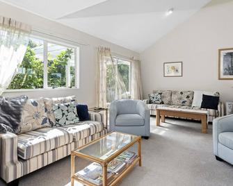 Little Manly Cottage - Manly Holiday Home - Whangaparaoa - Living room