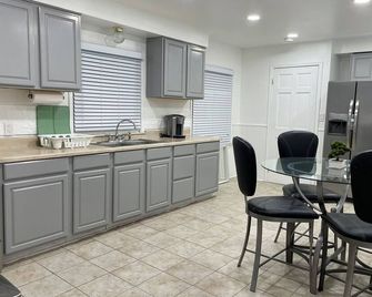 Cute-n-Cozy Home Near Beaumont Troy - Troy - Kitchen