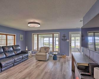 Lake Erie Waterfront Home with Sunroom and Yard! - Erie - Living room