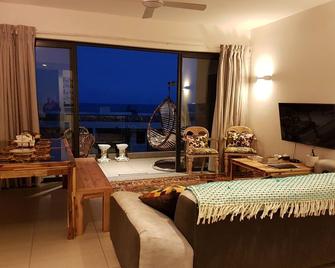 Azuri Apartment with beach,pool, gym, restaurant,boat,Spa,garden in the North - Roches Noires - Sala de estar