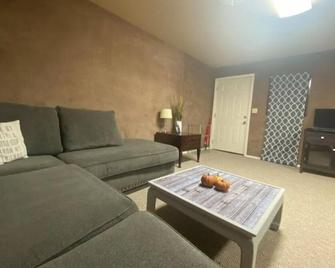 Adorable 1-bedroom guesthouse with kitchenette - Snyder - Huiskamer