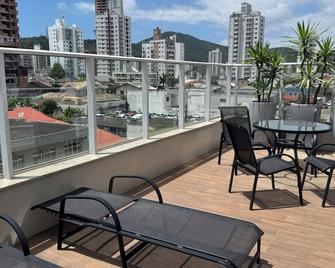 Apê Moderno e Aconchegante em Itajaí Ar e Wifi - Itajaí - Balcony