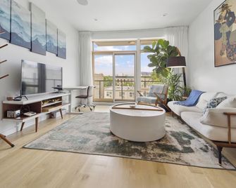 Sunny Oasis with WD I Central Air I Desk I Free Park - ברוקלין - סלון
