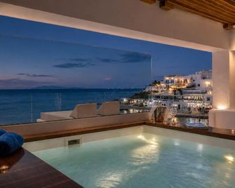 Mykonos Kosmoplaz Beach Resort Hotel - Platis Gialos
