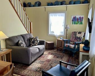 Quiet guest cottage-private setting! Hiking, boating, swimming, wildlife near. - Orland - Sala de estar