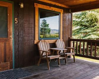 Yellowstone Cabin #5 at Gallatin Canyon Cabins - Gallatin Gateway - Patio