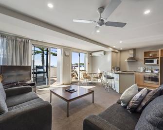 The Pavilions Beachfront Apartments - Mount Maunganui - Living room