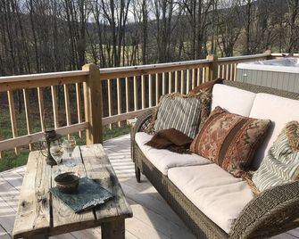 Romantic 'Morning Glory' cabin has tranquil setting across from a horse farm! - Dryfork - Balcony
