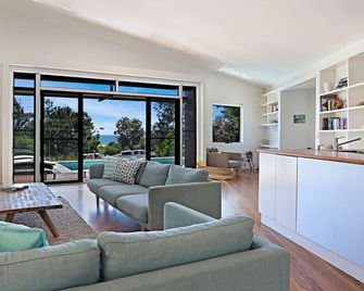 Barefoot Bungalow - Castaways Beach - Sunrise Beach - Huiskamer