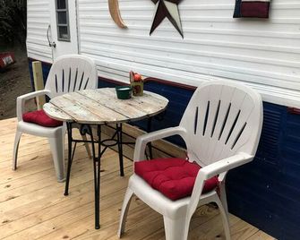 Texas Hill Country Vintage Caravan Glamp - Marble Falls - Patio