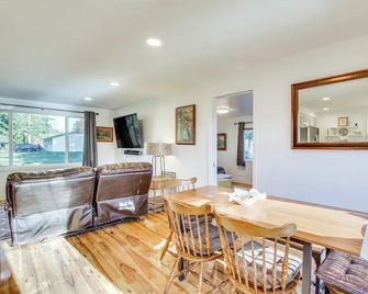 Charming Arlington Home w/ Hot Tub & Fenced Yard! - Arlington - Eetruimte