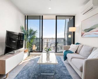 Breathtaking Views at Spacious Apartment in Melbourne CBD with Gym - Melbourne - Living room