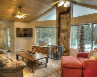 Still Cove Cabin, Lakefront Serenity - Lac Du Bonnet - Living room
