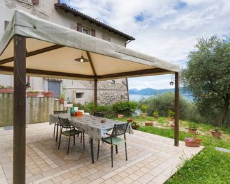 Bright and Modern Holiday Apartment 'Casa Silvia' - Torri Del Benaco - Innenhof