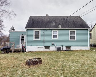 Welcoming Duluth Home about 2 Mi to Brighton Beach! - Duluth - Building
