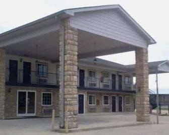 Econo Lodge Inn & Suites - Chickamauga - Building