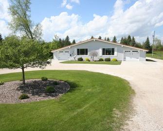 Close to Downtown Elkhart Lake!! - Elkhart Lake - Building