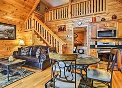 Breathtaking View Cabin with Game Room and Hot Tub! - Gatlinburg - Comedor