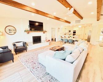 Twin-Coves Point - Mabank - Living room