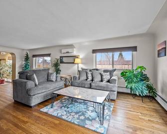 180 S Hoyt - Lakewood - Living room