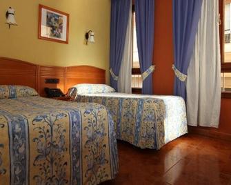 Hostal Victoria - Málaga - Bedroom
