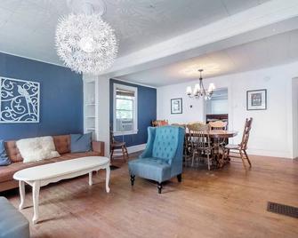 Doty St2BR historic cottage near Lakes,Capitol,UW Campus & hospitals w/parking\n - Madison - Living room
