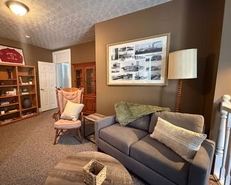 Historic Home - 18 mi. to Holiday World, Near Ohio River & Hoosier Forestry - Tell City - Living room
