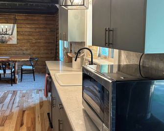 Lovely Renovated and Secluded Log Cabin with pickleball court - Sweet Home - Cocina