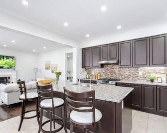 Beautiful 4 bed 3 master bedrooms-pvt washrooms - Brampton - Kitchen
