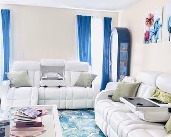 Charming 1-bedroom apartment with AC, WiFi in pleasant Webster - Webster - Sala de estar