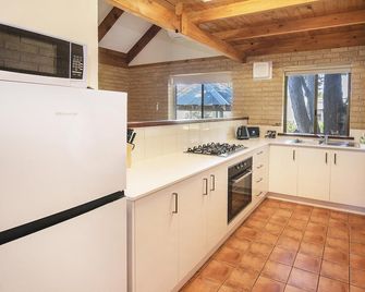 Riverscape Cottage No.7 - Riverscape - unit 7 with views over the Blackwood River - Augusta - Cocina