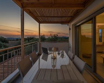 Abelia Luxurious Villas - Foinikounta - Balcón