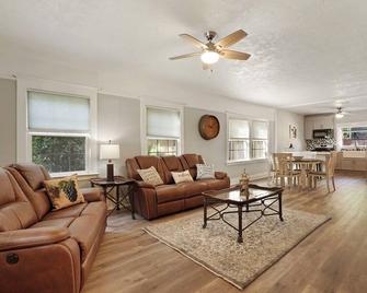 Welcome to our beautiful place.brWe love hosting you - Lodi - Living room
