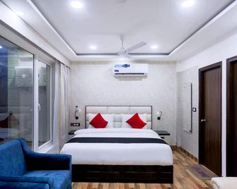 M K Hotel & Restaurant - Greater Noida - Slaapkamer