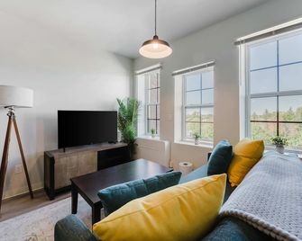 2br Modern Retreat Near Henry Ford - Détroit - Salon