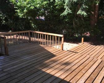 Comfortable 2 BR unit blocks from light Rail Train - Seattle - Balcony