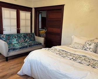 Serene Postpartum Retreat: Nurturing Space for New Mothers hosted by QCCS - Oakland - Camera da letto