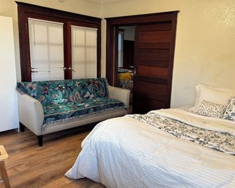 Serene Postpartum Retreat: Nurturing Space for New Mothers hosted by QCCS - Oakland - Quarto