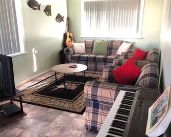 Cosy home, within walking distance to north beach. - Wallaroo - Huiskamer